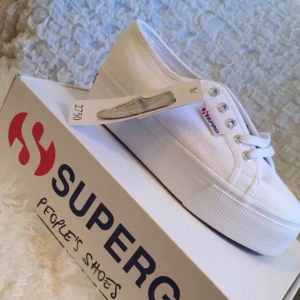  - HELT NYA skor från Superga.  Säljer billigt pga, vill bli av med dom 