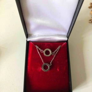  - Äkta halsband+armband från Edblad, asken till dom är borta men man får asken som syns på bilden. Frakt ingår