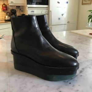  - Skitsnygga skor från & Other Stories med platå Äkta skinn Använd 1 gång  Säljer pga för små :( Storlek 36