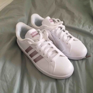  - Helt oanvända skor i kartongen från Adidas. Köparen står för frakt; kan annars mötas upp i Stockholm. 