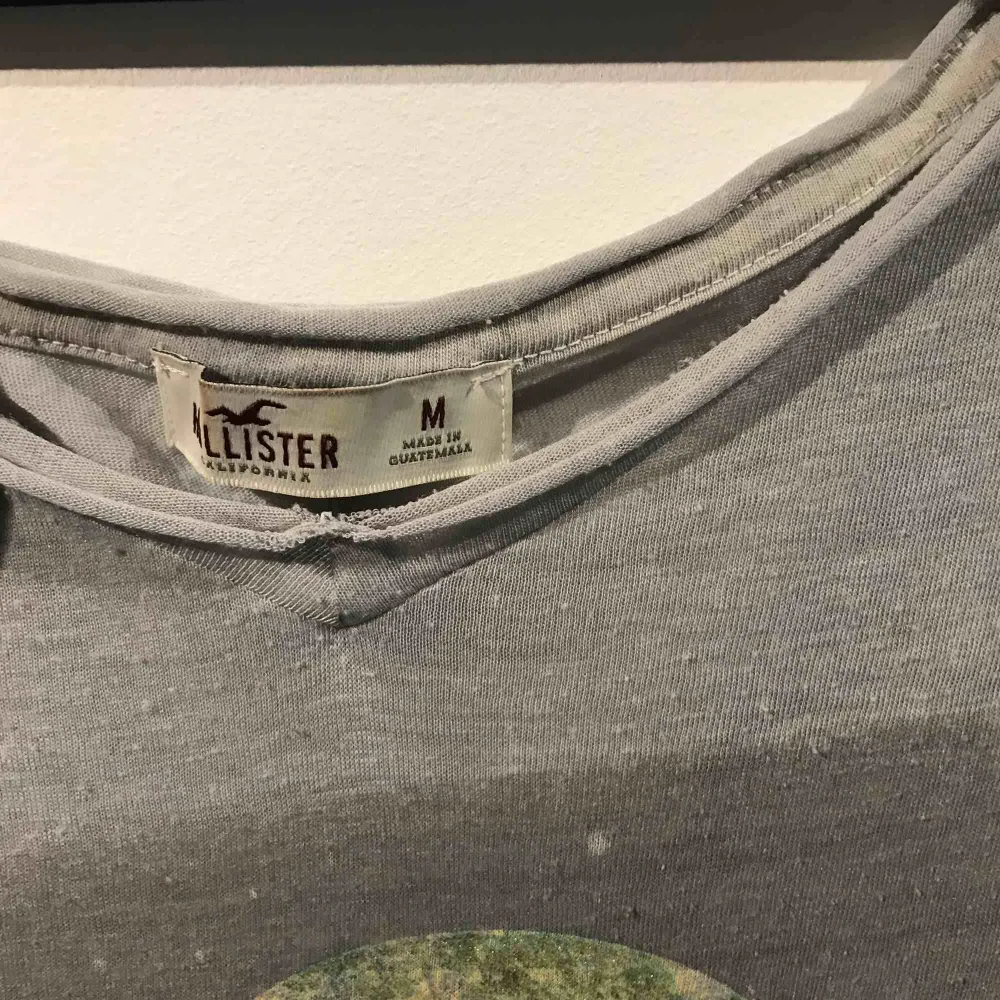 Säljer en grå t-shirt från Hollister i storlek M. Frakt är inräknat i priset. T-shirts.