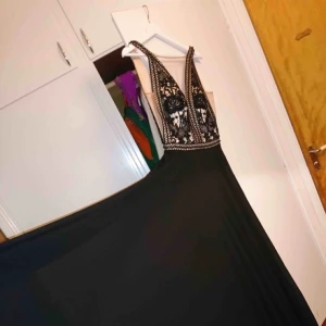  - Svart festklänning strl 38/40 Helt ny. Priset kan diskuteras!