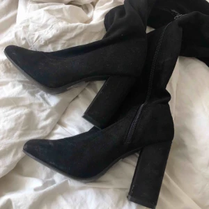  - Overknee boots från Nelly. Som nya, lappar kvar under. 