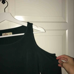  - Topp från hollister med vida armar och öppna axlar. Använd 1-2 gånger.
