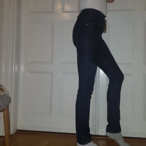  - Helt nya, supersnygga jeans från Filippa K  som enbart är testade. Höga i midjan och säljes då jag redan har ett likadant par. (Orginalpris 1000 kr) köparen står för frakt
