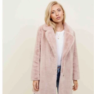  - FAUX FUR i puderrosa. Säljer eftersom färgen inte passar mig, använd en gång och inköpt för två veckor sedan ( helt slutsåld på hemsidan). Endast mötas upp i Göteborg 