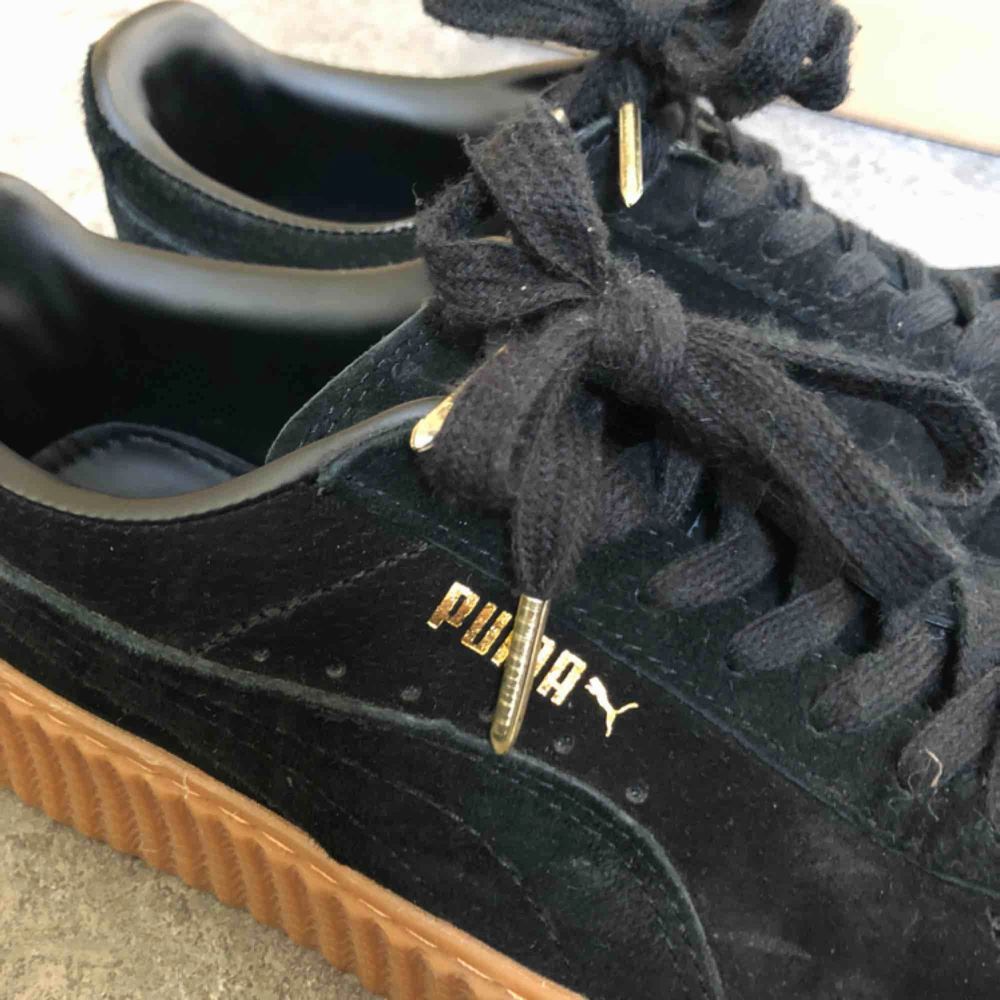 Puma by Fenty skor använda kanske 4 gånger. Älskar dem men har så extremt många liknande. Möts helst upp i Stockholm 🌹. Skor.