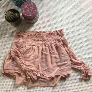  - Jättesöt off shoulder top i gammelrosa. Köpt på plick men färgen var något fel för mig. Köpare betalar frakten.