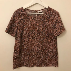  - Topp från Vila i storlek small. Jättebra skick. Kan hämtas vid Skanstull/T-centralen annars står köparen för frakten. 