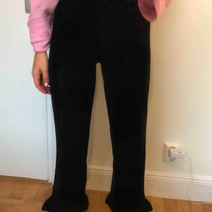  - Svarta zarabyxor med volang nedtill