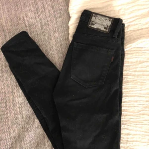 - Svarta crockerjeans i storlek 23/28, knappt använda