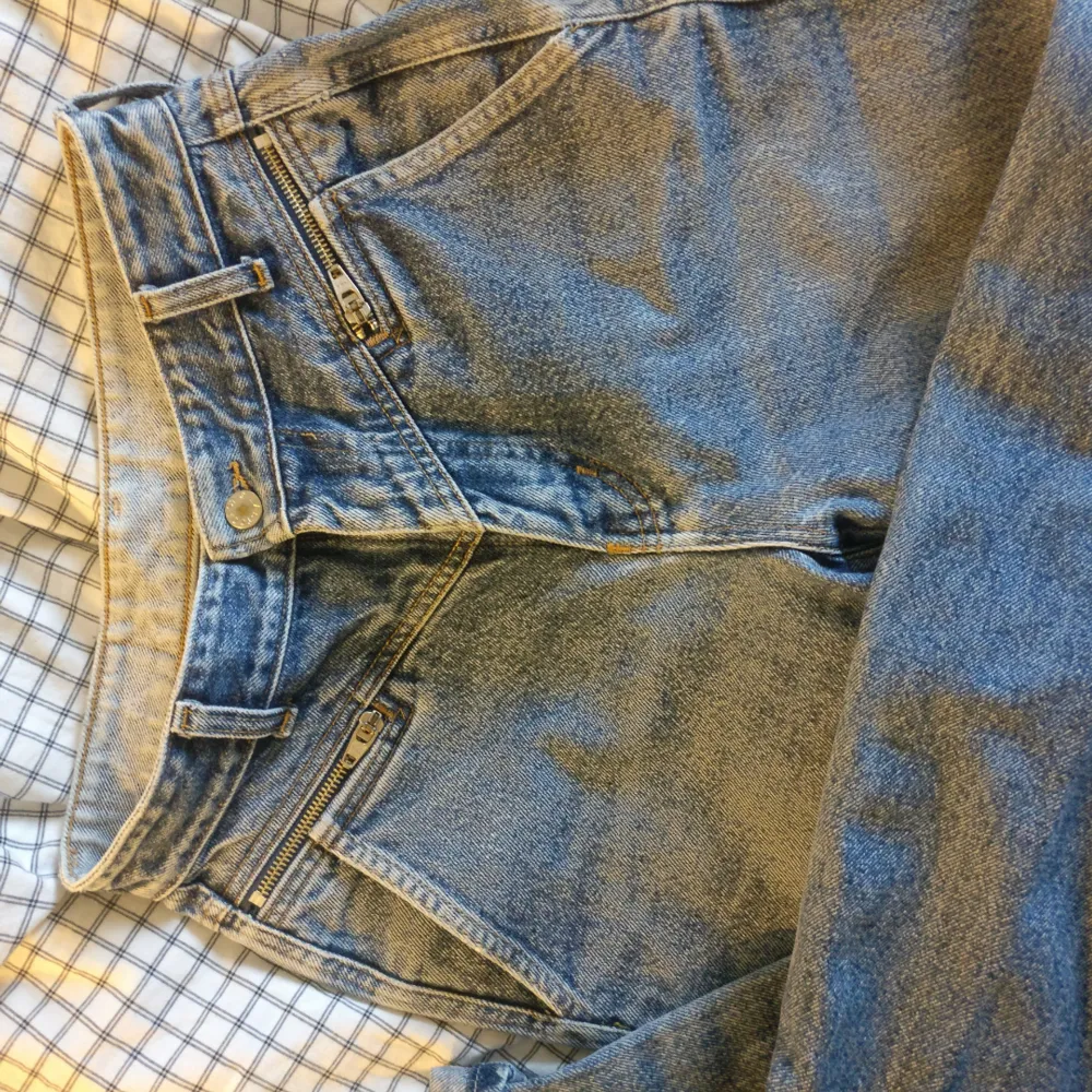  Jeans inköpta secondhand i Köpenhamn med najs detaljer. Säljer eftersom de är för små. Skulle rekommendera till nån med 36 i byxor! . Jeans & Byxor.