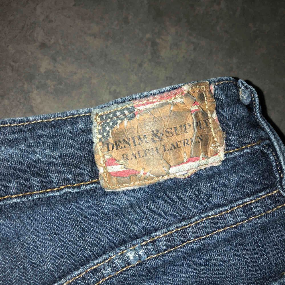 Snygga mörkblå jeans med lite slitningar från Denim & Supply Ralph Lauren. Modell Low Slim.. Jeans & Byxor.