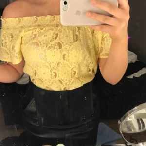  - En gul off-shoulders blus, fint skick, använd fåtal gånger.