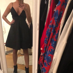  - Grymt snygg klänning med prislappen kvar på. Nypris 699