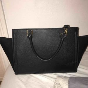  - En svart stor väska, får plats med mycket. Aldrig använd men köpt för längesen. 