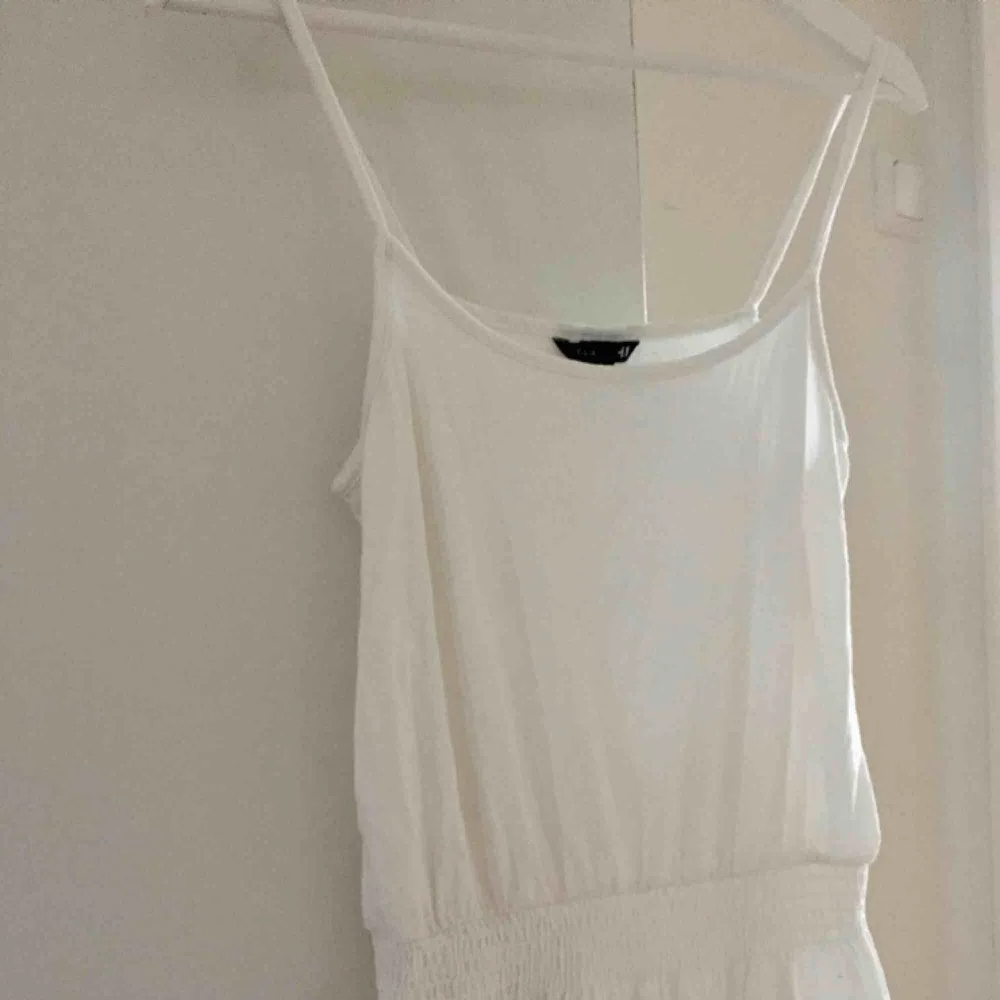 Avslappnad vit klänning från H&M i strl S som passar perfekt att ha i beredskap sen när det blir varmare igen 😄. Klänningar.