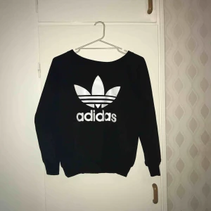  - Svart Adidas tröja, storlek S. Aldrig använd pga av fel storlek. Kan tänka mig att gå ner i pris vid snabb affär. :) 