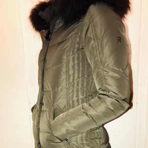  - Rock and blue jacka, mörkgrön med brun päls. Använd en vinter, men väldigt sällan. Storlek 34