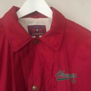  - Röd windbreaker från märket Champs (vet ej vad d är för märke, köpt på second hand) 🌹 assnygg, använder aldrig. Har två vanliga fickor och en innerficka 🔪