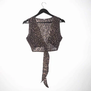  - Leopardmönstrad knyttopp köpt second hand. Tunn och något transparent samt i gott skick.  Köparen stör för frakten 🌺