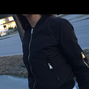  - Svart bomberjacka i xs