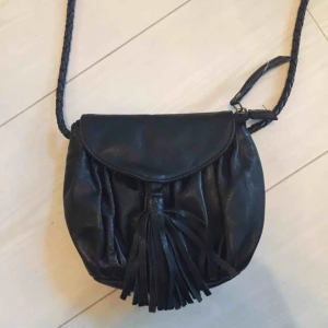  - Söt liten väska i äkta skinn, knappt använd. Nypris 400kr. 