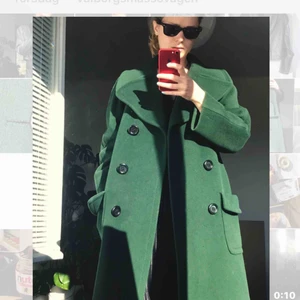  - Kashmir/ull. Kappan når mig precis under knäna och jag är 168 lång. Den är inköpt på Judits vintage butik på Södermalm och är väldigt lite använd.