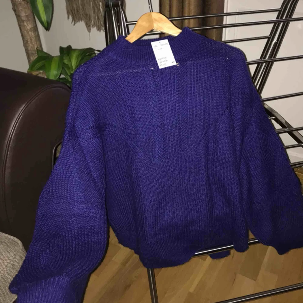 Helt ny stickad tröja från HM i lila/mörkblå färg, super mysig med ballongärmar och lite längre krage, nypris 399. Stickat.