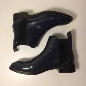  - Det står storlek 36 på skorna men dom känns mer som 37:or. Aldrig använda. Frakt ingår i priset