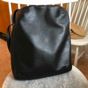  - Wera Stockholm skinnväska. Axelbandet är något slitet med en lite spricka i skinnet, men fungerar mycket bra ändå. 