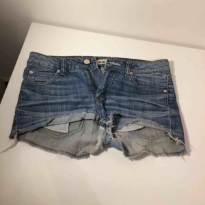  - Acne jeansshorts. Frakt ingår i priset