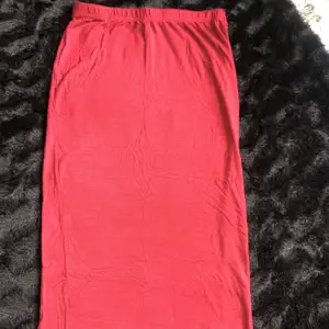 Vinröd kjol från boohoo. Aldrig använd. 70cm lång. Frakt ingår🌸