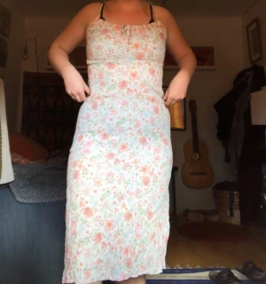 Blommig långklänning  - Säljer denna underbara sommarklänning köpt från asos. Den är knappt använd så jättefint skick 💞