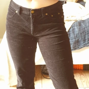 Manchester jeans - Manchester jeans från h&m. Supersnygga och moderna! Säljer pga kommer inte till användning. Är i bra skick. Frakt tillkommer och betalning sker via swish. Pris: 100kr Storlek 38 men skulle säga att de passar s också 