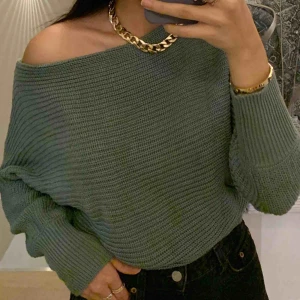  - One shoulder stickad från NA-KD