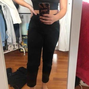  - Mom jeans ifrån topshop. Sparsamt använda så i väldigt bra skick. Frakt tillkommer😋