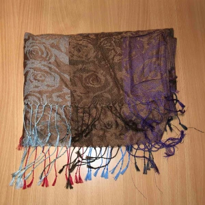  - En halsduk i olika färger, gjort i Thailand med små detaljer på. 