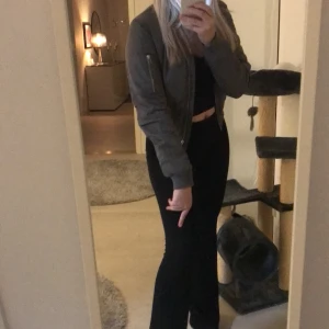 Bomberjacka  - Skön, hyfsat tunn, passar riktigt bra nu när det är vår. Priset är inkl frakt 😊