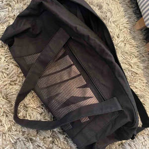  - Nike träningsväska  Nike märket är glittrigt