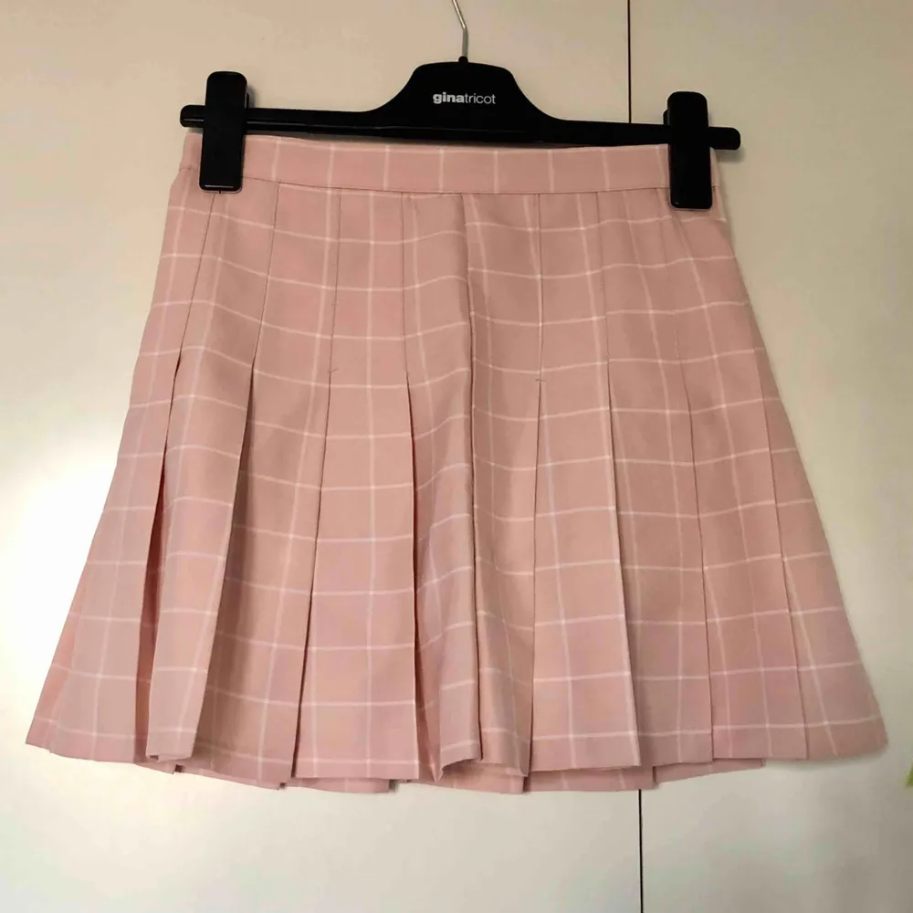 Ljusrosa och vit rutig tenniskjol från koreanska märket Chuu. Har inbyggda shorts, så kjolen funkar att ha när det blåser! Dragkedja baktill. Säljer pga för liten💞 Frakt tillkommer! (Första bilden visar färgen bäst). Kjolar.