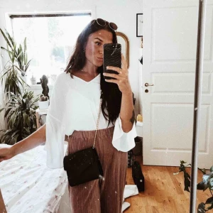  - Blus med silver detaljer vid axlar/armar. Frakt tillkommer för köparen.