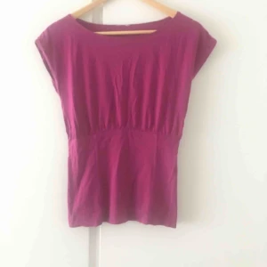  - Lila topp från Monki i storlek s (etikett bortklippt) 