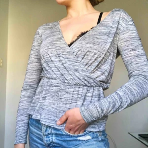  - En jätteskön grå-vit mönstrad topp i strl XS. Passar mig som i vanliga fall har strl S🤩🙌🏼 Frakt ingår!