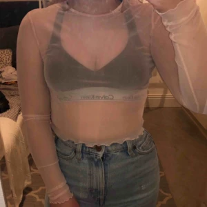  - Ljusrosa topp i mesh med ”lettuce hem” från Boohoo. Storlek 36 men stretchig så passar fler storlekar. Frakt tillkommer!💞