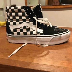  - Skor från Vans i gott skick då de är köpta nyligen. De är höga med en liten platå samt checkerboard mönster.