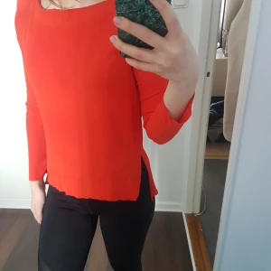 röd blus zara 34 - Röd topp/blus från zara woman, strlk 34. Lite speciellt men skönt tyg som måste töjas ut efter tvätt så länge den fortf är fuktig!