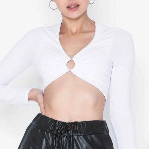  - En jättegullig crop top från Nelly i storlek 34 Tröjan är i bra skick då den bara är testad några gånger. Säljer pga att den är för liten, har i vanliga fall S i tröjor och den är väldigt tajt på mig skulle säga att den passar någon i xs 🥰🥰