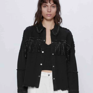  - Så snygg o populär jacka från Zara sitter som en smäck, lite oversized i storlek. Använd vid få tillfällen, Inga fel på den🥰