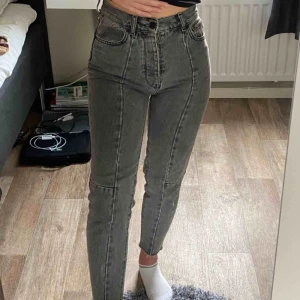  - Ett par coola gråa tighta jeans från BikBok! Sitter jätte fint i rumpan/lår/midja. Använda en del men fortfarande i fint skick. Säljs pga för små för mig. 